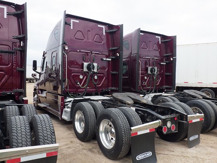 2021-freightliner-cascadia-126-image-14