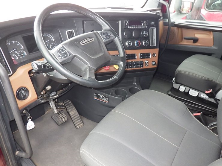 2022-freightliner-cascadia-126-image-18