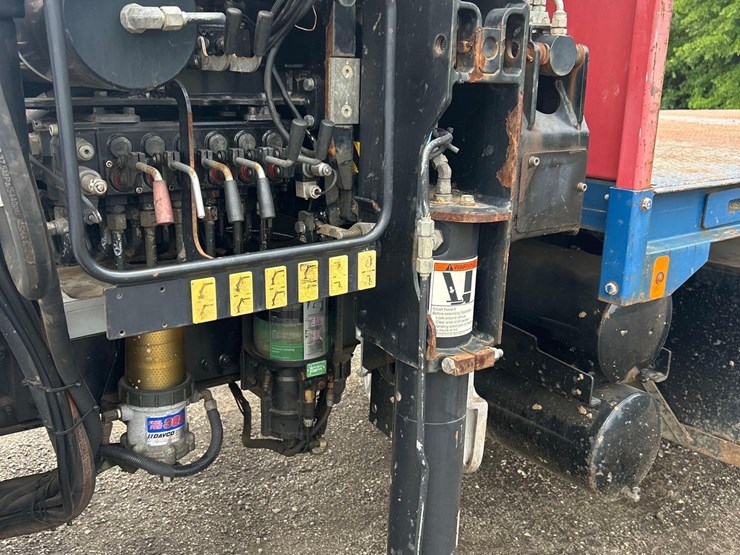 2016-mack-granite-gu713-image-11
