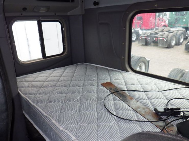 2013-peterbilt-367-image-18