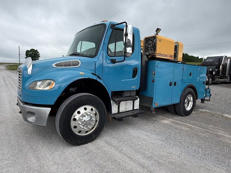 2008-freightliner-m2-106-image-1