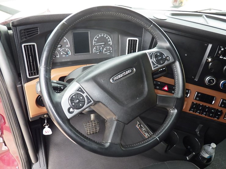 2023-freightliner-cascadia-126-image-20
