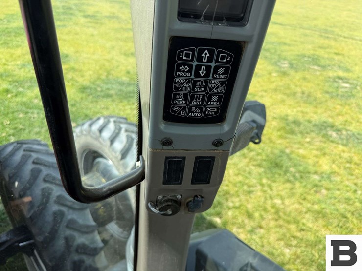 2011-case-ih-magnum-260-image-109