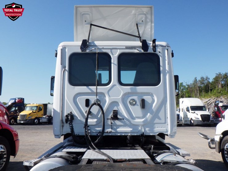 2019-freightliner-cascadia-113-image-11