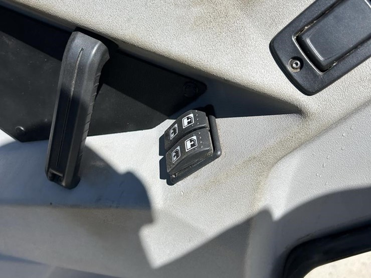 2021-can-am-defender-limited-cab-hd10-image-16