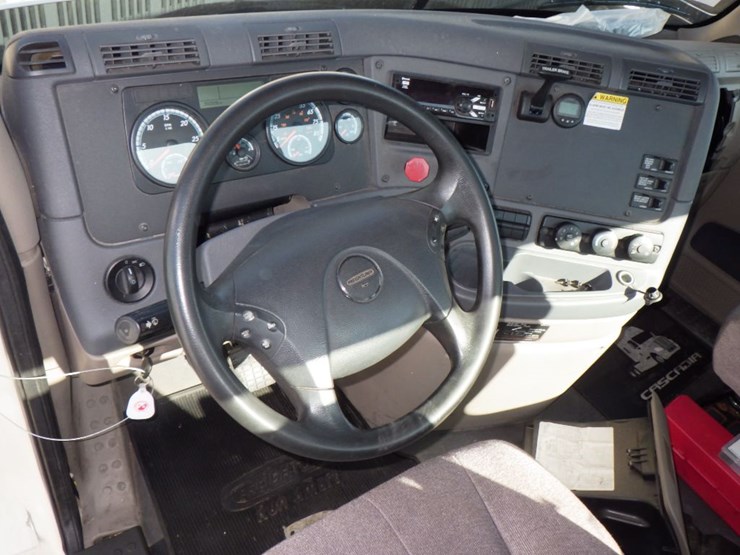 2018-freightliner-cascadia-125-image-16