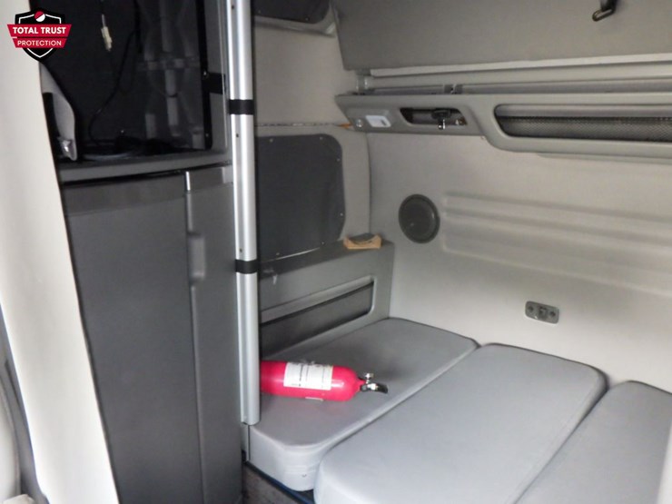 2022-volvo-vnl860-image-24