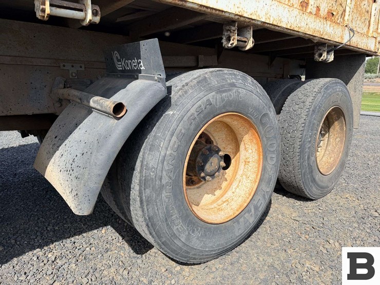1990-peterbilt-377-image-18