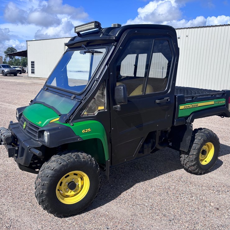 JOHN DEERE GATOR