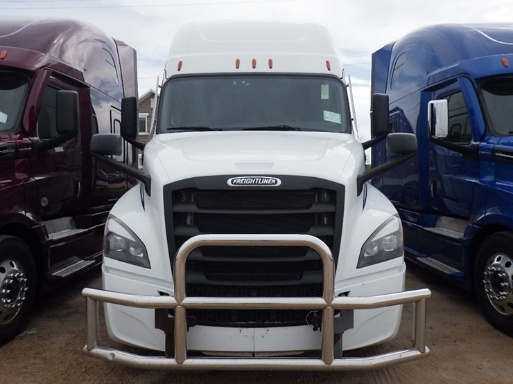 2022-freightliner-cascadia-126-image-2