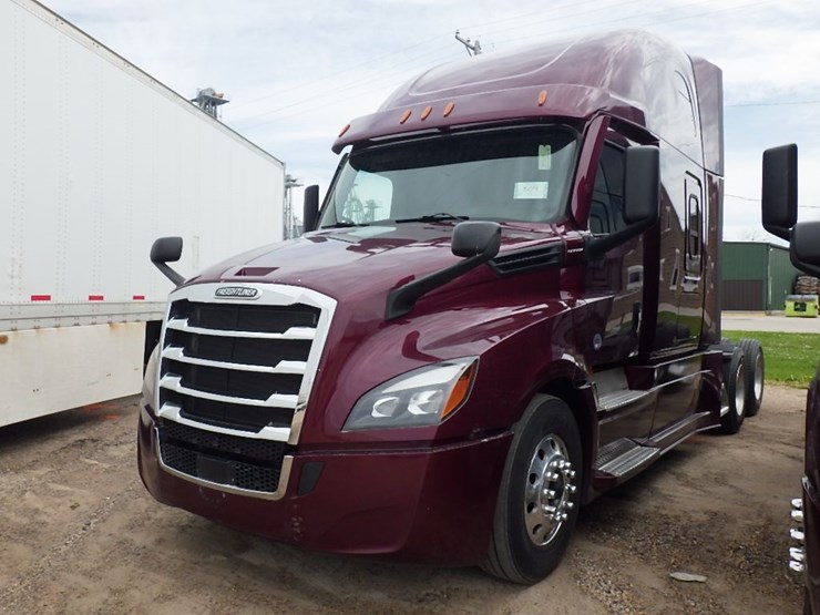 2021-freightliner-cascadia-126-image-1