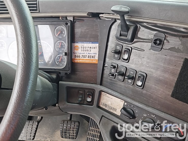 2007-freightliner-columbia-120-image-26