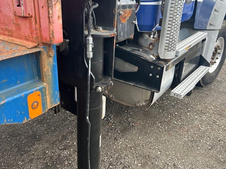 2016-mack-granite-gu713-image-51