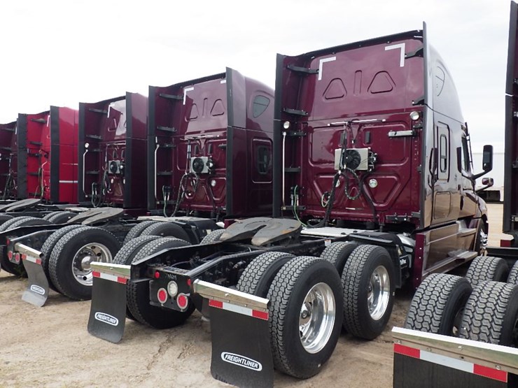 2021-freightliner-cascadia-126-image-10