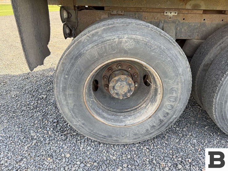 1990-peterbilt-377-image-25