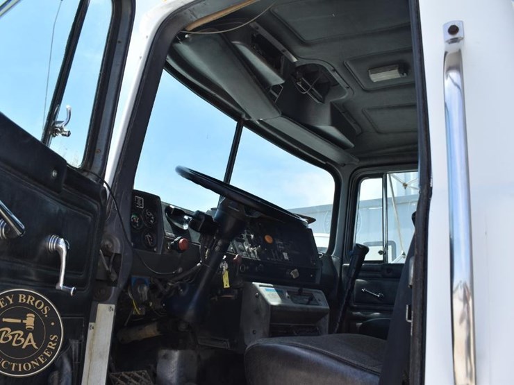 1996-mack-rd688s-image-37