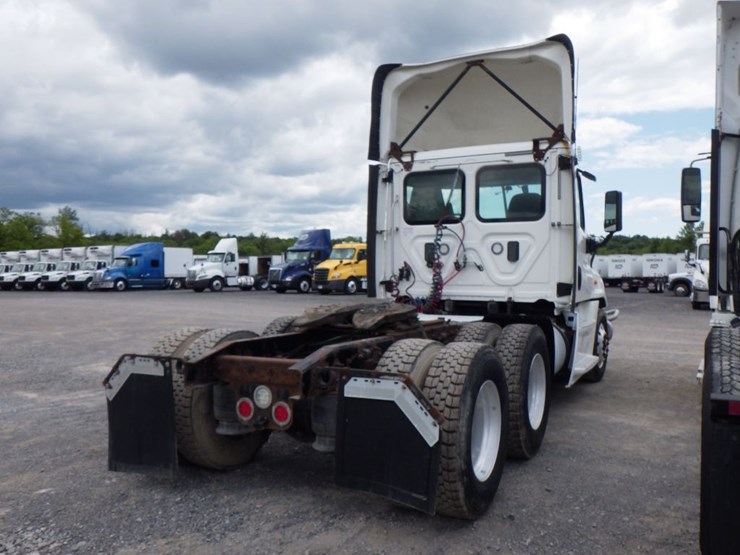 2017-freightliner-cascadia-125-image-8