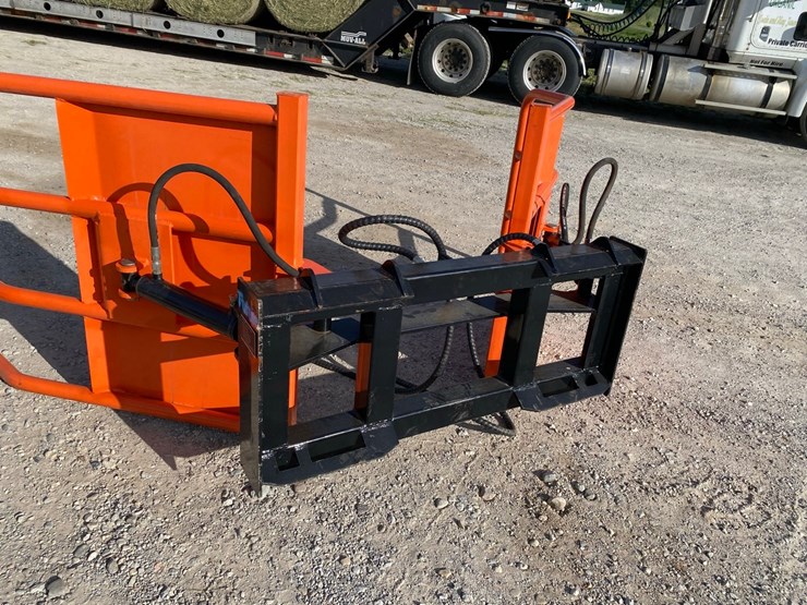 new---skidsteer-bale-grabber-image-6