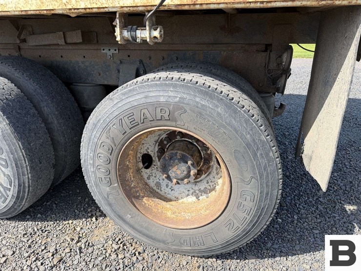 1990-peterbilt-377-image-21