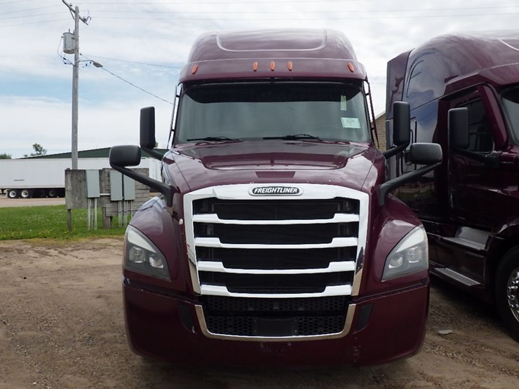 2021-freightliner-cascadia-126-image-2