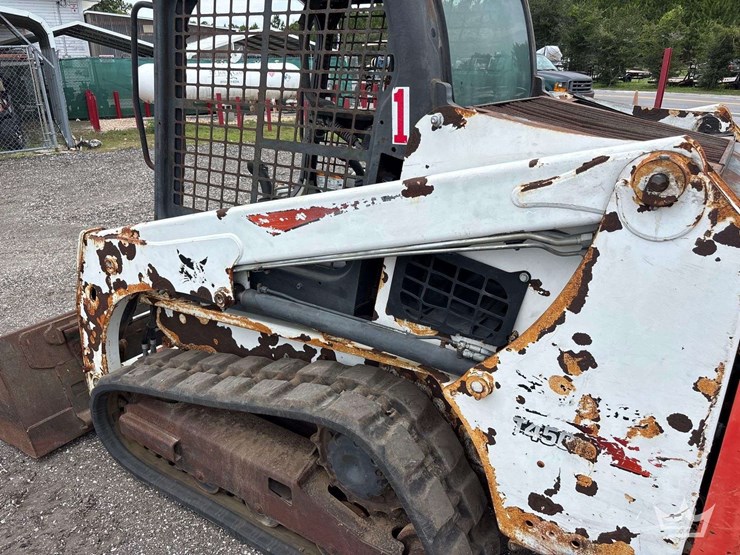compact-track-loader-skid-steer-image-13