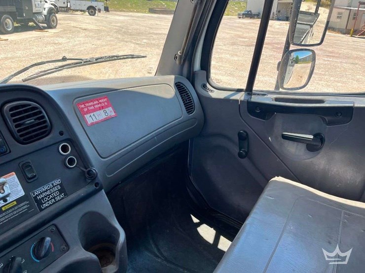 2016-freightliner-m2-106-image-25