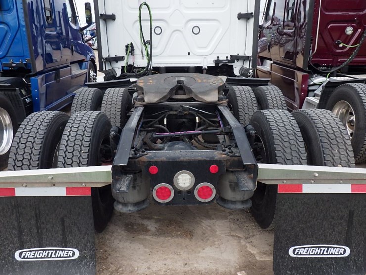 2022-freightliner-cascadia-126-image-11