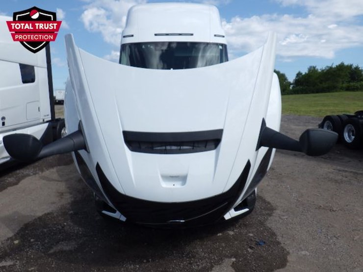 2025-volvo-vnl860-image-24