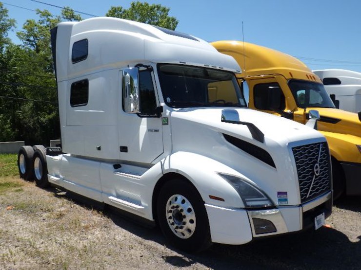 2022-volvo-vnl860-image-3