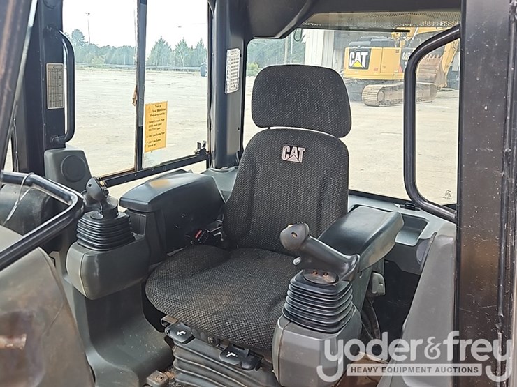 2016-caterpillar-d5k2-lgp-image-21