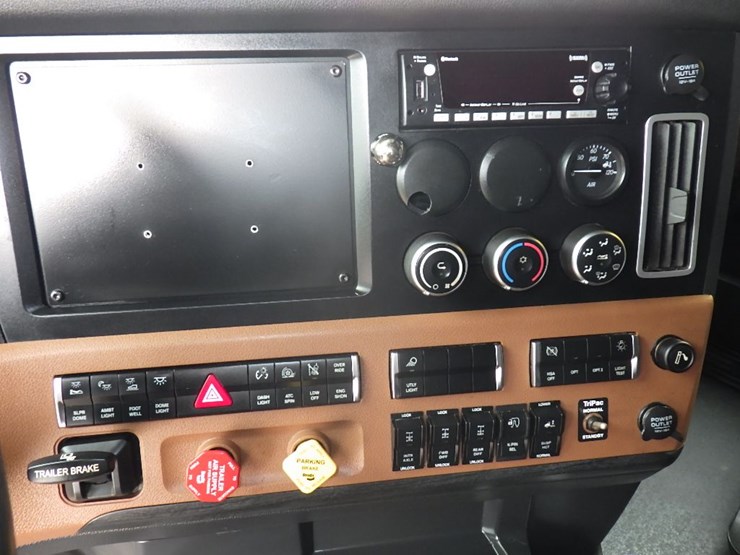 2023-freightliner-cascadia-126-image-21