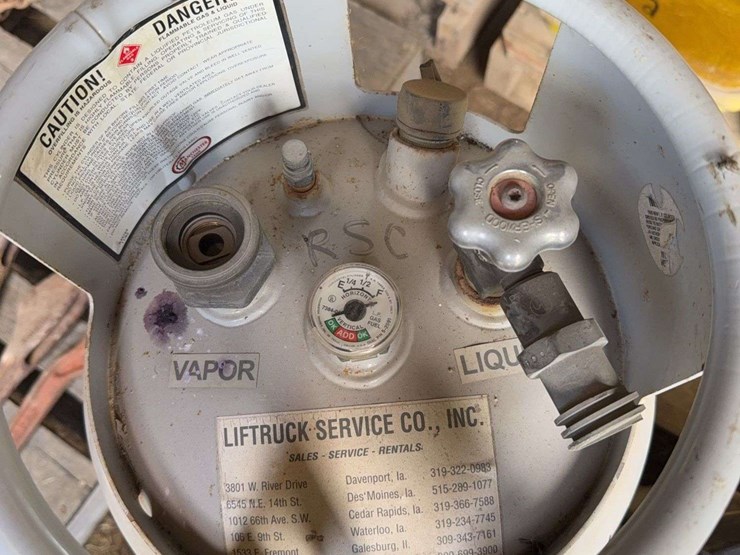 full-forklift-lp-tank-image-2