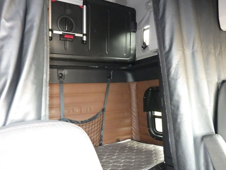 2021-freightliner-cascadia-126-image-4