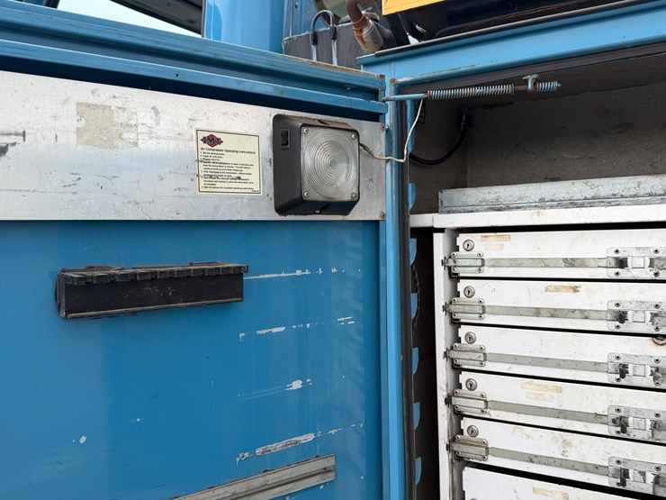 2008-freightliner-m2-106-image-30