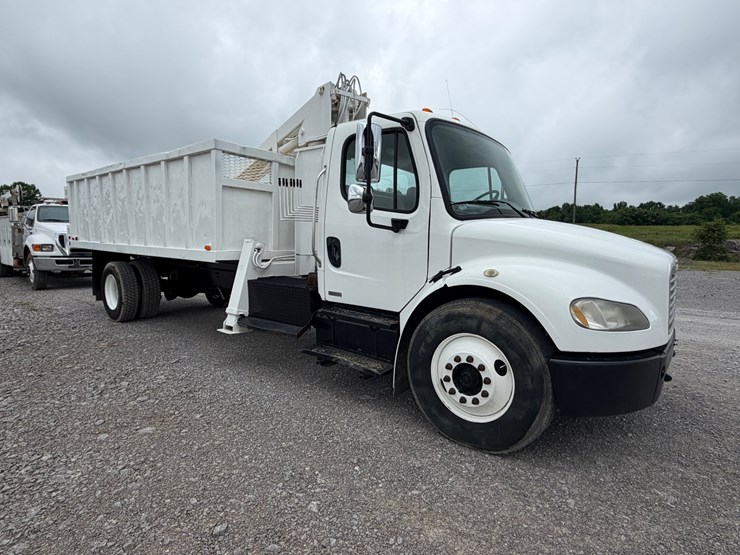 2008-freightliner-m2-106-image-2