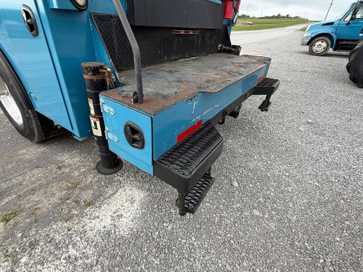 2008-freightliner-m2-106-image-6