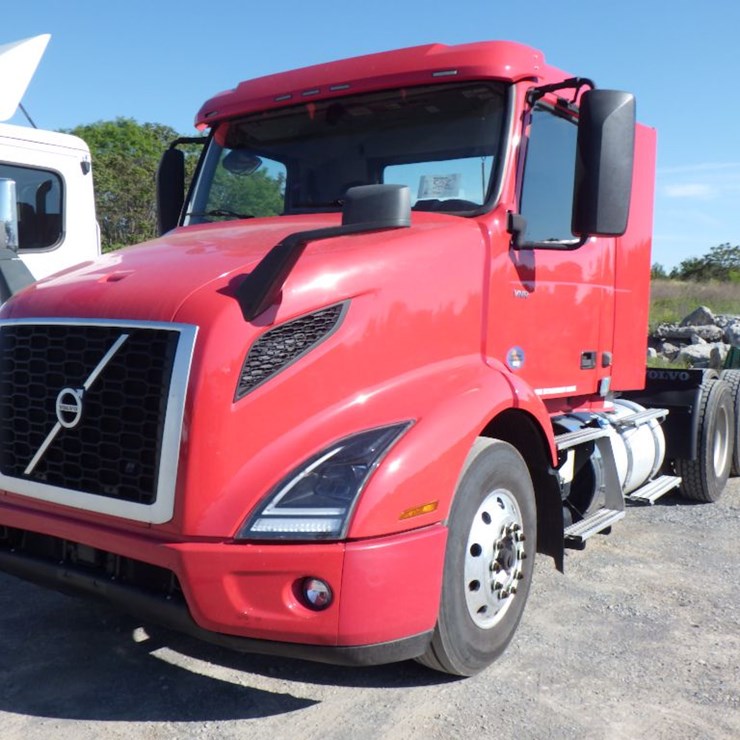 2021 VOLVO VNR640