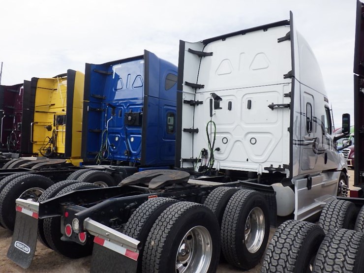 2022-freightliner-cascadia-126-image-10