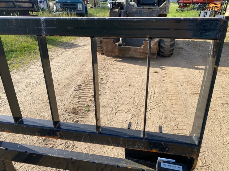 new---skidsteer-pallet-forks-image-10