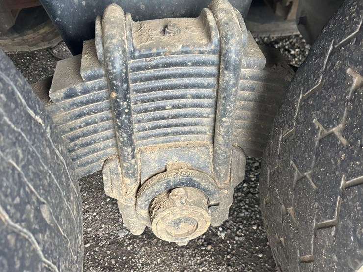 2016-mack-granite-gu713-image-48