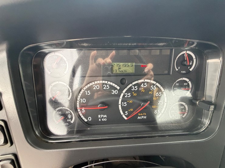 2008-freightliner-m2-106-image-24