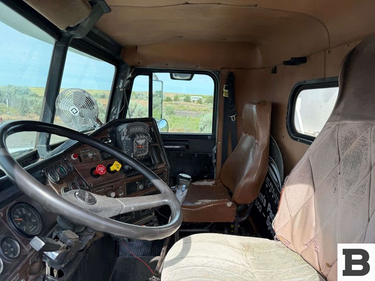 1989-freightliner-fld120-image-61
