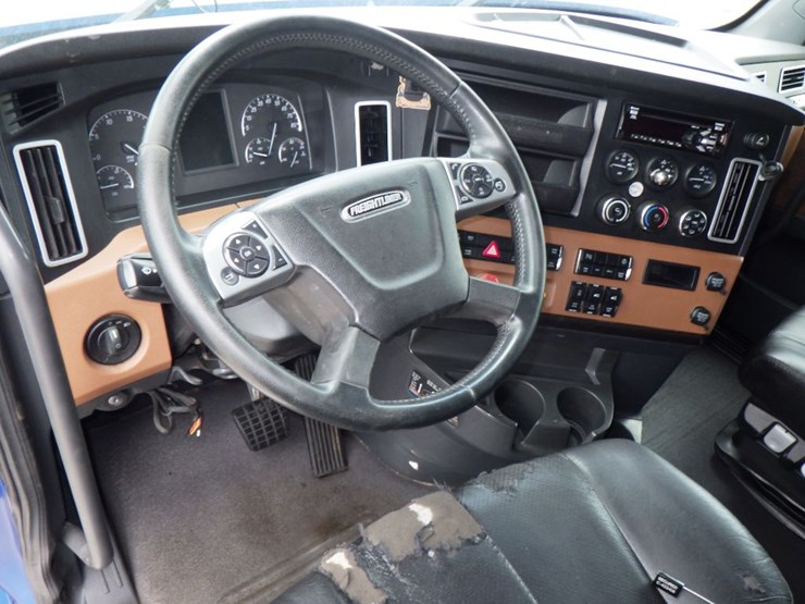 2020-freightliner-cascadia-126-image-22