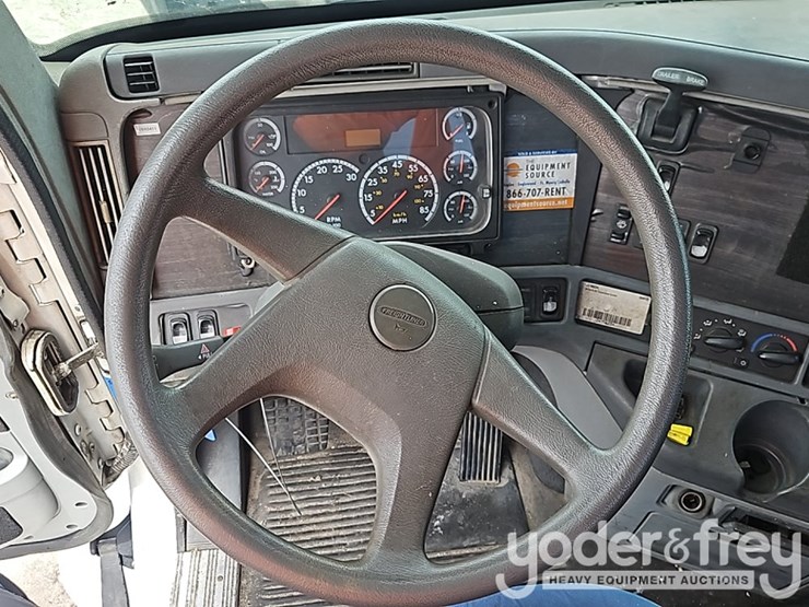 2007-freightliner-columbia-120-image-29