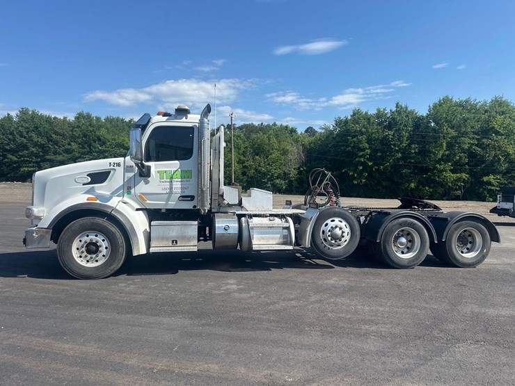 2016-peterbilt-567-image-2