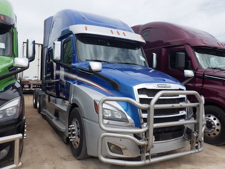 2021-freightliner-cascadia-126-image-3