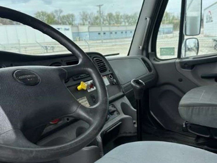 2015-freightliner-m2-106-image-12