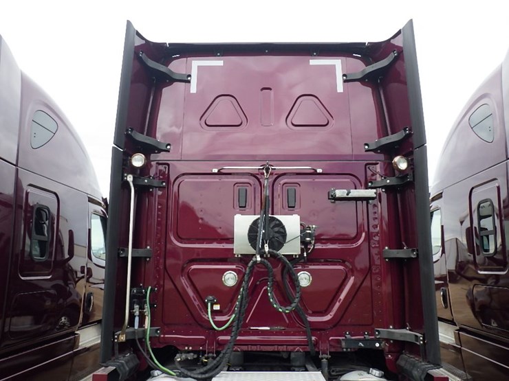 2021-freightliner-cascadia-126-image-13