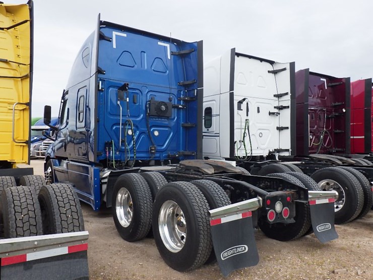 2022-freightliner-cascadia-126-image-15