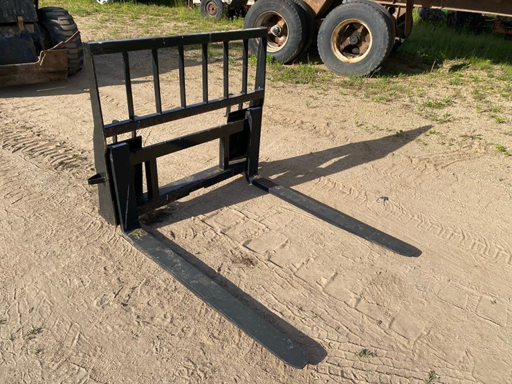 new---skidsteer-pallet-forks-image-1